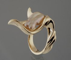 Ring "DALI"- in 750/-Gelbgold mit Biwa- Perle.
Fotos:Erhard J. Scherpf