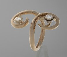 Ring "WINDUNG"- 750/-Gelbgold, großer Ring für Mittelfinger, 2x Diamant im Brillantschliff 0,70 ct, konische Fassungen in Gelb/ Weißgold im "Blumentopfstil". 
Fotos:Erhard J. Scherpf