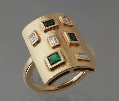 Ring "GRASS"- 750/-Gelbgold, 4x Diamant in Baguette und Prinzess- Schliff, 3x Tsavorith in Baguette- und Carre´- Schliff.
Fotos:Erhard J. Scherpf