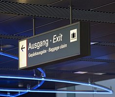 Fluggast-Informationssystem Hamburg Airport
Ausgangs-Wegweiser
Konzeption, Grafik-Design, Produkt-Design, Systementwicklung 
in Arbeitsgemeinschaft mit s-i-s, Hamburg
Auftraggeber:
Flughafen Hamburg GmbH